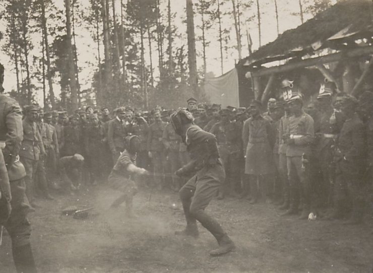 Assaut szermierczy rozegrany podczas obchodów święta pułkowego Czwartaków w Rojowym Osiedlu pod Optową. Na "macie" walczy Franciszek Kleeberg